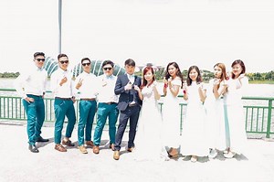 Newlyweds hit by disastrous wedding photos with overexposed and unflattering shots | Coconuts