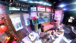 34K views · 212 reactions | Fancy a coffee in Central Perk!? Our Stephen is bringing you on a 360 tour of the FRIENDS (TV Show) coffee shop in Warner Bros. Pictures! (Drag the camera in any direction) Have FUN!  | RTÉ 2fm | Facebook