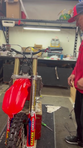 Johnny Campbell takes us through JCR/Honda’s two stroke national race bike build for Ryan Surratt! VP Racing Fuels Honda Motorcycles & ATVs Pro Circuit PirelliMoto #TwoStroke #PirelliMoto #PirelliNation #MakinPower #FueledByVP #MoreThanRaceFuel Dan McGranahan | JCR/Honda