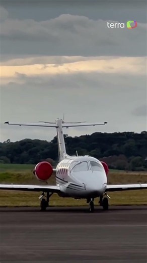 Avião 'desce de lado' após fortes ventos em aeroporto #shorts