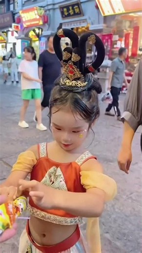 Challenge Cao Wei Ancient City, high five cute girls, candy ritual brings surprise, happy healing