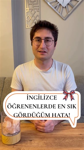 Umut Sevimtaş on Instagram: "❌ Hata yapıyorsan “İngilizcen kötü” demek değildir. ✅ Aksine: öğreniyorsun demektir. Ana dili İngilizce olmayan herkes hata yapar; bu kaçınılmaz değil, gereklidir. Dilbilimde buna interlanguage denir: öğrenen kişinin, ana dili ile hedef dil arasında kurduğu geçici ama yaratıcı sistem. Yani: 🍀 Yanlış zaman kullandın → öğrenme var 🌞 Kelimeyi Türkçe mantıkla dizdin → öğrenme var 🥳 Cümle yarım kaldı ama anlatabildin → öğrenme VAR 👇🏻 En sık yaptığını düşündüğün İngil