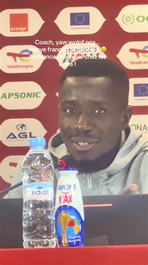 Ci conférence de presse bi, ambiance bi am na doole 😄 Gana Gueye taquine coach bi : 👉🏽 « Coach, yaw wolof nga, waaye français bi bari na trop » #Sénégal 🇸🇳 #LionsDeLaTéranga 🦁 #CAN2025 #GanaGueye #ConférenceDePresse @Yaya Comedien @Jamaal infos🅿️Ⓜ️