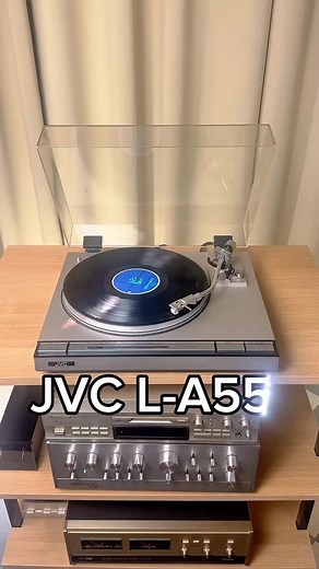 🎶 Un salto indietro al 1979 con un classico JVC 🇯🇵 Il JVC L-A55 è un giradischi semiautomatico a trazione diretta che porta con sé tutta l’affidabilità e il fascino dell’epoca d’oro dell’analogico. Un oggetto da collezione che racconta la storia della Victor Company of Japan e dell’evoluzione hi-fi. 📌 Specifiche tecniche: • Motore coreless DC con servo FG, wow&flutter 0,03% WRMS • Piatto in alluminio da 308 mm e braccio a S con sistema TH Scoprilo ora su 👉 Oldstore.it 👈 #JVC #VintageHiFi #