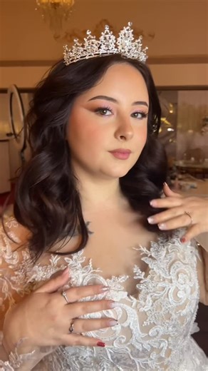 daria🎀 on Instagram: "Bridal make up for @jianu_laura ✨👰‍♀️ @shinningbeautycompetition #makeup #beforeandafter #bridal"