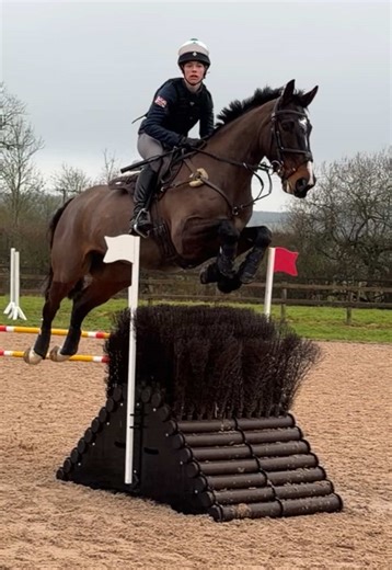The Howden Way talent academy training 💪🤩 Pretty hard to cram a weeekend like this into one minute 🥹 So good to see everyone! Beyond grateful to The Howden Way for this opportunity training with of the most experienced coaches 🙏 #eventersdoitbetter #howdenswaytraining #horsesoftiktok🐴#eventhorsetraining #howdenwaytalentacademy