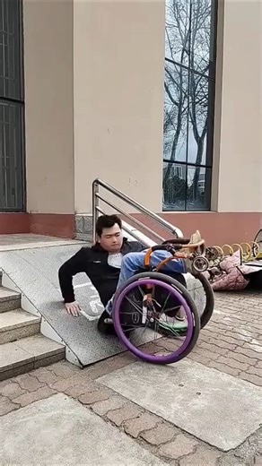 pria ini berusaha menjenguk anaknya yang sedang menangis#shorts #viralshorts