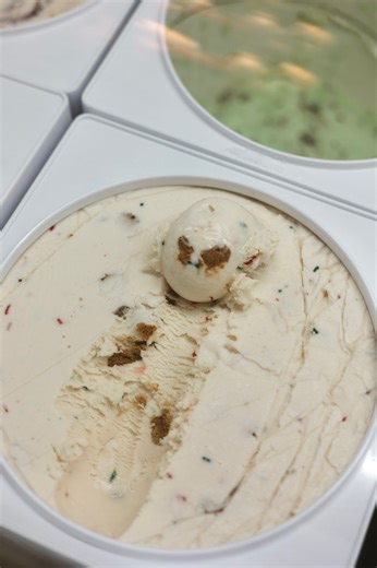 We asked the universe for a sign… and it looked a lot like ice cream. ☁️🍦 As the month wraps up, consider this your sign to stop by The Chocolate Ox. 🩷🍭✨ 🕚 Open later: • Fri & Sat until 7PM • Sun–Thurs until 6PM | The Chocolate Ox