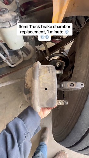 Semi Truck brake chamber replacement, 1 minute 💨💨💨