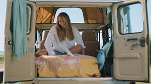 Meet Ellie J Brooks – professional surfer, business student and all-around bombshell!🏄‍♀️ Ellie celebrates her long beachy locks with our Extra Care Supreme Length range, allowing her to keep those natural long waves without cutting her hair 💕 Keep an eye on our page for some giveaways this month that you won't want to miss! | Schwarzkopf