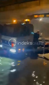 Vërshohet nënkalimi në Shkabaj/ Autobartja dhe shoferi detyrohen ta nxjerrin AUDI-në nga uji🚨 | IndeksOnline