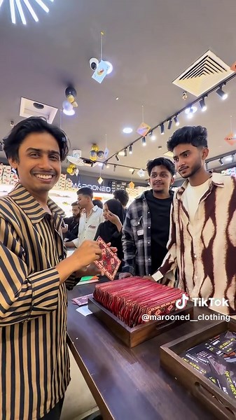 মেরুন্ড থেকে ১০,০০০ টাকা সালামি: গ্রাহকের প্রতিক্রিয়া