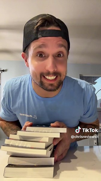 ChrisReviewsIt (@chrisreviewsit)’s video of Dark Romance Book