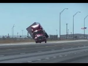 Semi Trucks vs Strong Winds Semi Trucks Blown Over / Camiones vs vientos fuertes.