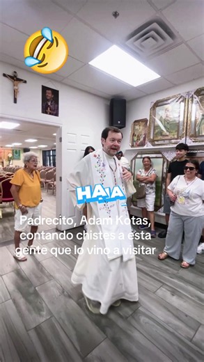 Padrecito, Adam Kotas, contando chistes a esta gente que lo vino a visitar #padreadamkotasoficial #risaterapia🌺😂🌺 #contandochistes #aestagente #videobiral
