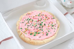 Giant Sugar Cookie Recipe (  Video) - Gluesticks Blog