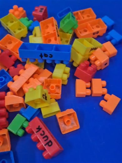 🧱Stack, spell, and smile! Preschoolers build words using LEGO blocks while practicing letter recognition and early reading skills. Children strengthen their phonics and spelling skills by stacking LEGO bricks to create simple English words. Learning through play makes it fun and memorable! #keedsflixbertamperdana #keedsflixsheikhmuszaphar #preschoolBertamPerdanaIntake2026 #openday #keedmodule #TadikaAngkasawan #KeedsflixTheBestPlaceForYourKids #bertamperdana #penang #penangkini #IslamicQuranicT