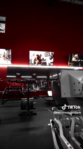 This is Roman Empire Gym, a 27,000 sq ft warehouse gym with AC and over 260 pieces of machines, ranging from bodybuilding to power lifting equipment. Members love that it is open and staffed 24/7, and it has a complimentary recovery lounge included. The lounge has infrared saunas, massage chairs, and Normatec compression therapy. They even have a posing room where you can practice your posing routine and get ready for your bodybuilding shows. If you’re somebody who takes their gym selection seri