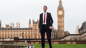 World's Tallest Living man meets World's Shortest Living man for 10th GWR day
