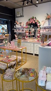 Matching bag charms with your bestie? Yes please! 🧚‍♀️🇬🇧👜 #lynalondon #camdenmarket #bagcharm #charmbar #visitlondon | LYNA London