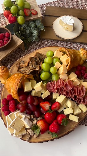 10 days til Thanksgiving!! This beautiful cornucopia centerpiece, some dry turkey and your auntie asking why you don’t have a boyfriend. Comment “grateful” to receive full list of ingredients used. #thankful #thanksgiving #happythanksgivng #holidaygiftideas #potluck #thanksgivingdinner #prettyfood #charcuterieboard #grazingtable | thechattymouse