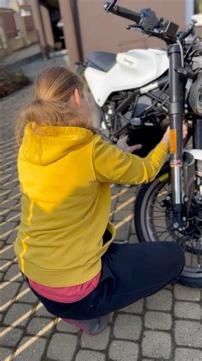 DIY girl - installing a new radiator cover #husqvarnamotorcycles #vitpilen401 #girlonbike