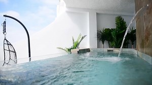 Disfruta de una piscina privada y unas vistas espectaculares del mar. ¡Una experiencia de lujo que no te puedes perder! 🏖️🌊 Dado que el precio oscila según demanda y ocupación, para preguntar por la Suite rogamos llamar a recepción 958 61 02 61☎️ | Hotel Salobreña Suites