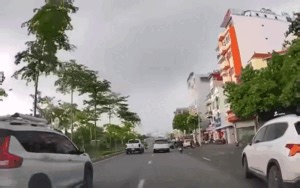 Clip: Tia sét giáng xuống sáng rực góc trời gây chú ý trên mạng xã hội - Saostar.vn