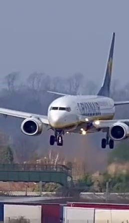 Scary Crosswind landing!! 😳✈️🙏 #fyp #pilot #piloto #pilotlife #aviation #aviacion #airbus #boeing #military #jet #airforce #airplane #landing #omg #wow #amazing #reelsfb | FLAYER OF THE DANGER