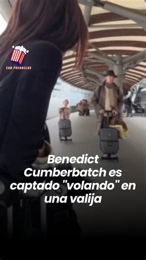 #BenedictCumberbatch fue captado "volando" en una valija con monopatín por la usuaria @selmakacisebbagh (IG), quien aseguró que "no estaba en su bingo de este año". #BenedictCumberbatch #selmakacisebbagh #Viral #Photobomb #Aeropuerto #Humor #Actor #DoctorStrange #ConPochoclos #ConPochoclosNoticias | ConPochoclos