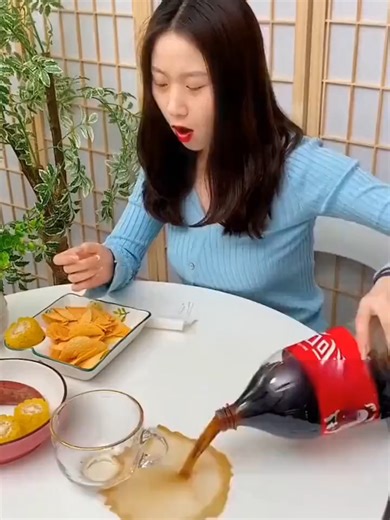 Coke & Sprite Game-Changer! Upside-Down Dispenser—Drink Without Pouring Effortlessly!#HandsFreeDrinking #SodaDispenser #CokeHack #SpriteHack-xbdzqg-5