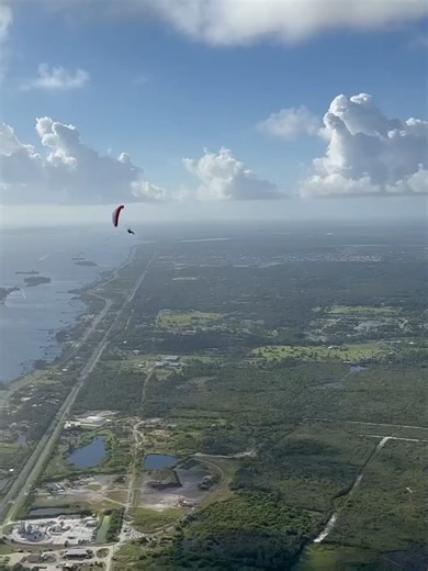 Soaring Above the Clouds: Epic Paramotor High-Altitude Flight! ☁️🪂 #Paramotor #Aviation #Adventure #AerialView #ExtremeSports #FlyingHigh