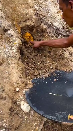 Un hombre descubrió muy cerca de su casa una mina de oro abandonada y, mientras excavaba, encontró arena teñida de oro amarillo.Debido a esto, amasó una enorme fortuna en muy poco tiempo.
