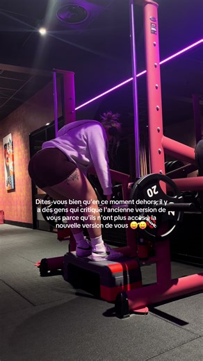 Il y aura toujours des personnes pour vous critiquer, pour parler de vous, mais ils ne connaissent pas la meilleure version de vous-même 😎 • #gymgirls #mindsetmotivation #musculation #transformation #teveo