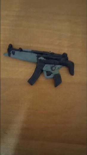 слепил MP5 из игры в кальмара