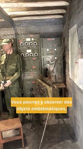 📻 Découvrez notre nouvelle exposition qui vous transporte au 6 Juin 1944, sur la plage d'Utah Beach, secteur Red Beach, au pied du mur antichars, où une équipe des transmissions de l'armée américaine établit son poste de commandement. Des pièces emblématiques comme les récepteurs radio BC 342 et BC 470, le téléphone de campagne EE 8 et la station émettrice réceptrice SCR 543 BC 669. Et sur la photo de fond, la fameuse maison au toit rouge située à 400 mètres au nord du musée, qui a quelque peu 