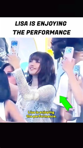 Lisa enjoying the kehlani performance🥰 #lisa #lisashorts #lalisa #shorts #shortsfeed