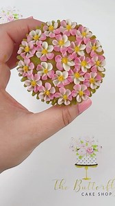 Pretty mini buttercream flowers using the BCS 35 which is another favourite tip of mine. It’s like a mini 2D tip #buttercreamdream #cakemasters #cupcakeartist #cupcakeinspo #caketutorial #pipingtips #ediblebouquet #edibleroses #floristandflowers #caketutorials #cupcakeinspo #cupcakeartist #cupcakeart #cupcakelove #customcupcakes #americanbuttercream #flowercupcakes #bakingreels #reelife #cupcakereels #cakedecoratingreel #cakereel #cakereels #buttercreampetals #buttercreamflower #cakeflower #flow