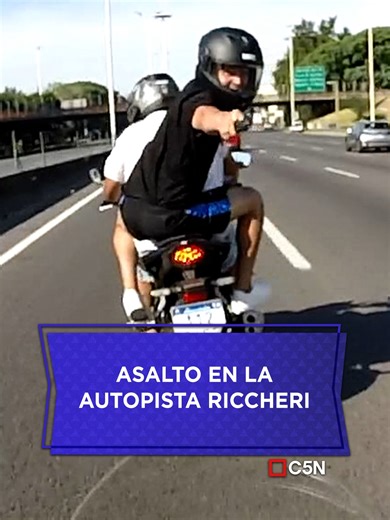 Robo violento en la autopista Riccheri: un motociclista asaltado