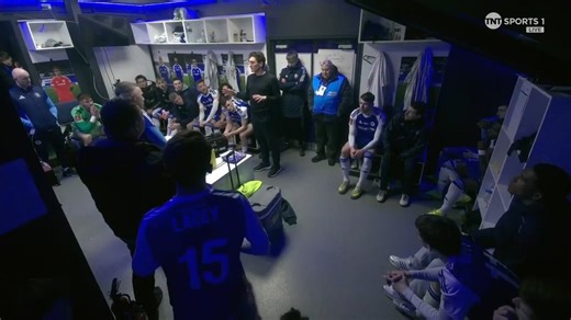 布伦特福德主教练基思·安德鲁斯在比赛结束后走进麦克尔斯菲尔德的更衣室，与工作人员和球员们交谈👏