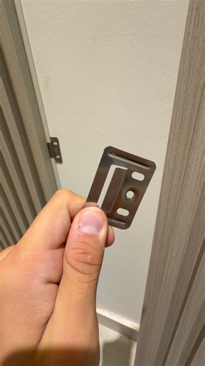 Cómo instalar los Wall Panel de WPC con la chapita en pared de ladrillo? Cómo se hace: 1) Presentás el wall panel y marcás dónde van las chapitas. 2) Perforás con mecha de widia. 3) Ponés tarugo 6. 4) Atornillás la chapita bien firme. 5) Encastrás el panel y repetís el proceso. Guardalo para cuando te toque instalar 🙌 Nordik Revestimientos Revestimiento Varillado 📍Pilar, Buenos Aires ☎️ 5491132578463 🌐www.somosnordik.com #revestimiento #wpcwallpanel #wallpanel #argentina | Nordik