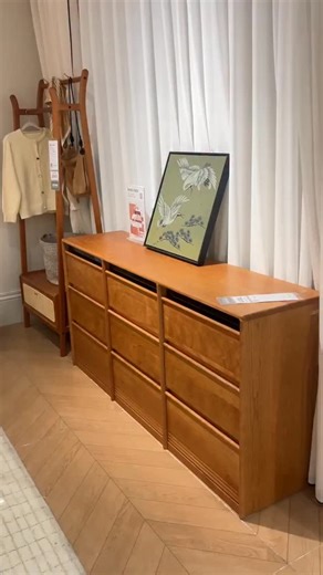 Cherry wood bedroom furniture brings a quiet sense of warmth that instantly softens a space. Its natural tone sits perfectly between light and deep wood shades, making the room feel calm, grounded, and inviting without ever feeling heavy. In today’s interiors, this kind of balance is key: bedrooms are no longer just places to sleep, but personal retreats where texture, material, and atmosphere matter as much as function. One of the strongest design trends right now is building bedrooms around co