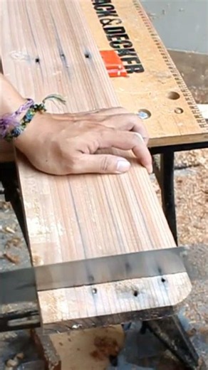 making a crosscut using a japanese manual hand saw nokogiri ryoba zetsaw