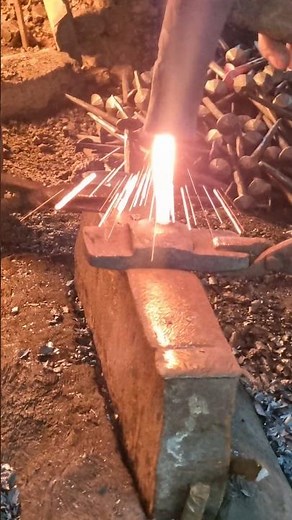 Making nails by hammering iron #blacksmithing #hardwork