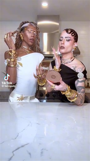 천상의 연회에 초대받은것 같다조리방법이 이해 안가지만 필멸자의 방법을 가까스로 흉내내면서 그걸 즐거워하는것처럼 보임