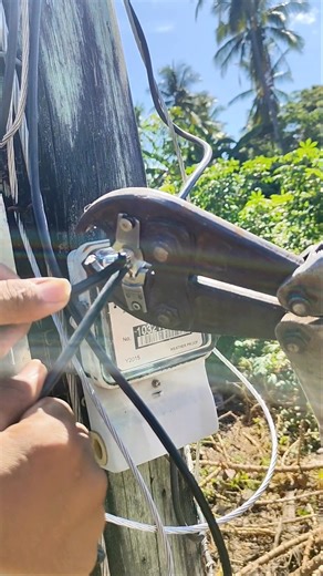 LIVE WIRE TAP USING COMPRESSION CONNECTOR ⚡⚡⚡ #highlightseveryone #Lineman #fypviral #warriorsoflight #fbreels #followers | Boy Jorge Electrical