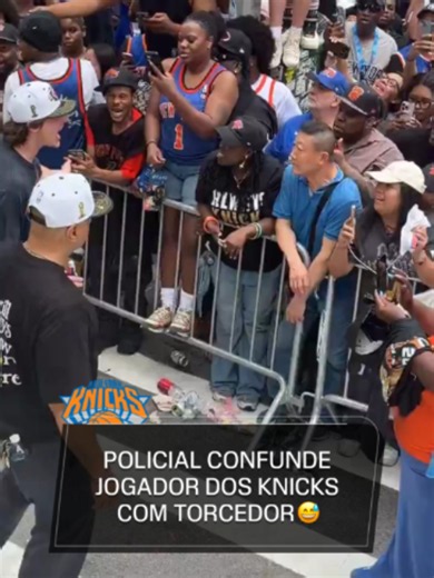 Tyler Kolek, jogador dos Knicks, foi confundido com um torcedor por um policial durante a festa do título da NBA. Via ByKimberleyA (X) #NBAnaESPN #knicks #tylerkolek #tiktokesportes