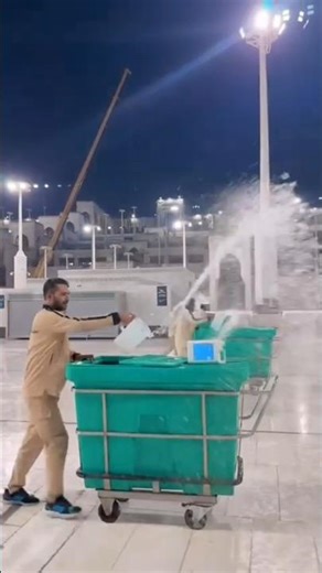 🕋 Helping Hands Alongside Cleanliness at the Holy Kaaba — A Beautiful Act of Kindness 💖