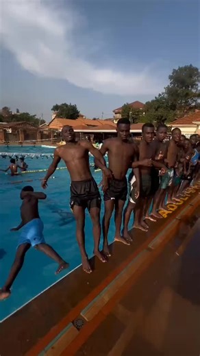 Divertido Concurso de Natación en la Piscina
