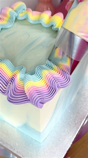 How to make a Rainbow Buttercream Cake ➡️ www.frostform.com